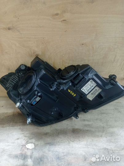 Фара передняя левая Mercedes W207