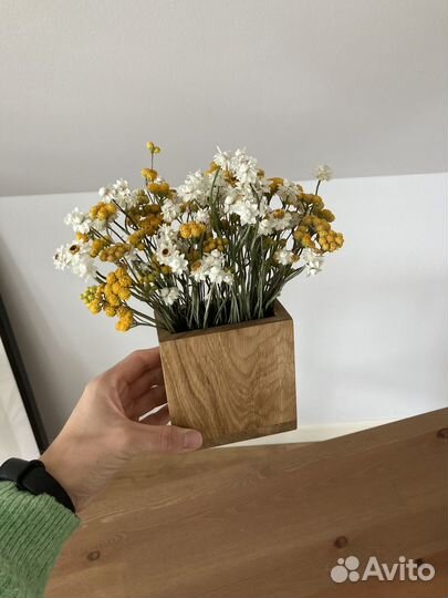 Сухоцветы в деревянной подставке