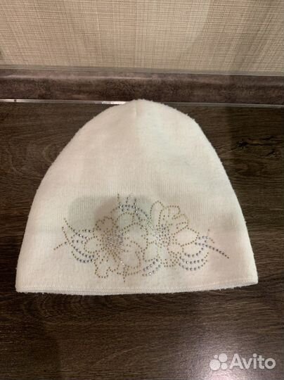 Три женские шапки