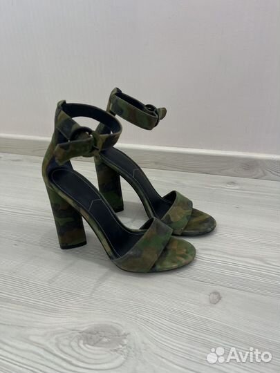 Босоножки kendall+kylie