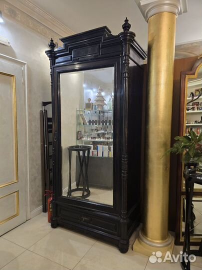 Шкаф для одежды антикварный