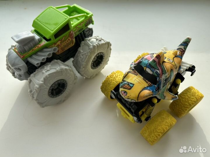Машинка Hot wheels монстер трак / акула-перевертыш