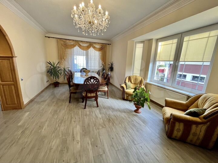 Дом 348 м² на участке 6 сот.