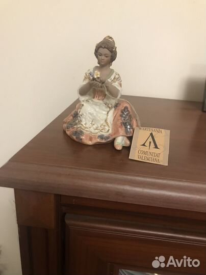 Статуэтка фарфор