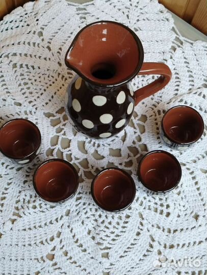 Глиняный кувшин и стопки