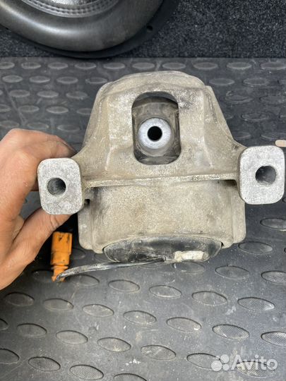 Подушка двигателя