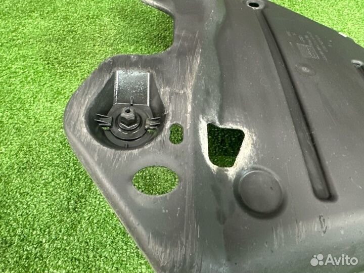 Защита днища кузова задняя правая Skoda Rapid 1.6