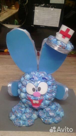 Игрушки и букеты из конфет