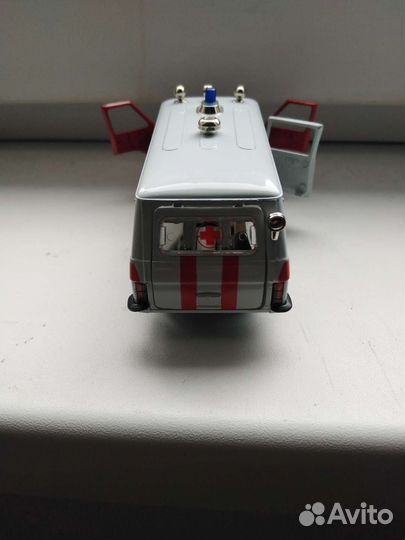 Модель СССР, раф М 22031(скорая помощь), 1:43