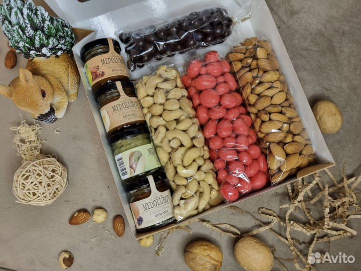 Подарочный набор с орешками, мёдом, сухофрукт