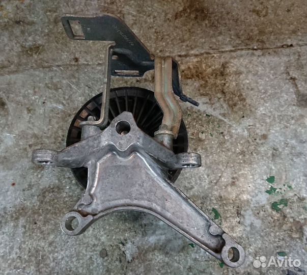 Обводной ролик с кронштейном Mercedes m278 m157