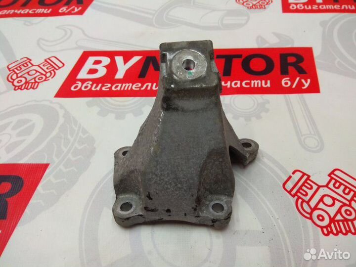 Кронштейн правый Audi A6 C6 3.2FSI 2005