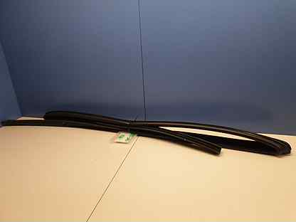 Уплотнитель стекла двери передней правой Volvo XC9