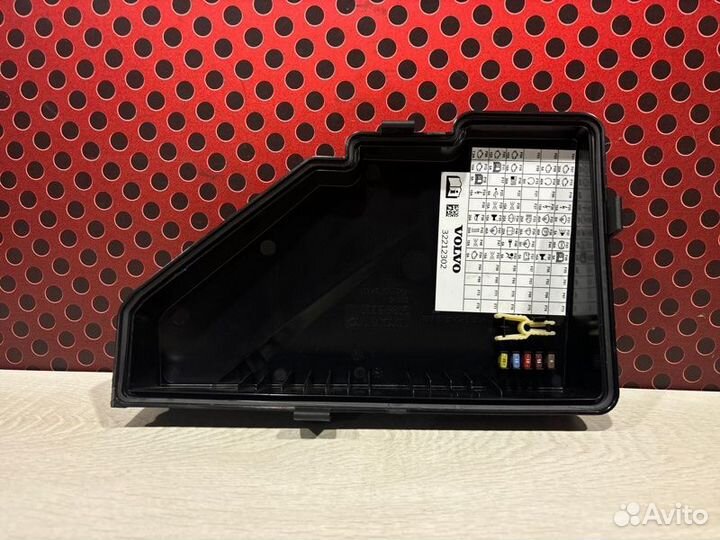 Крышка блока предохранителей Volvo S60 седан