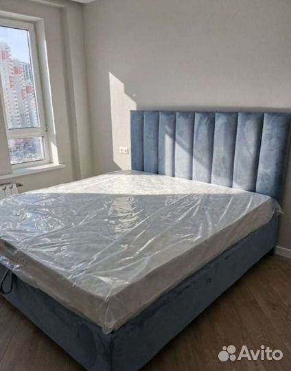 Кровать с молдингом