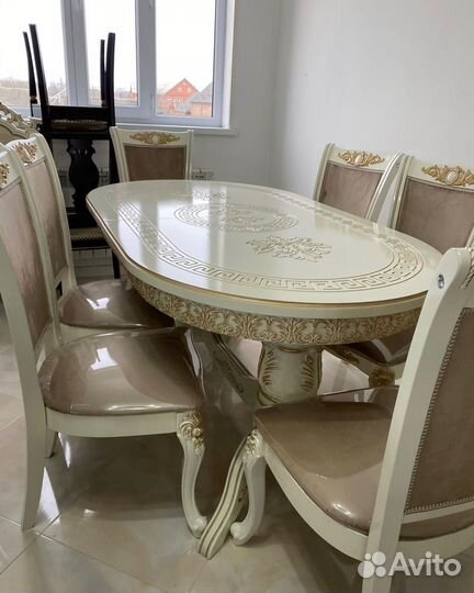 Стол и стулья