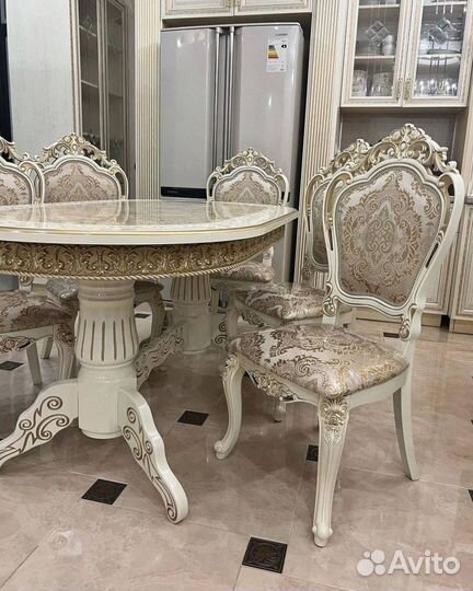 Стол обеденный. В наличии