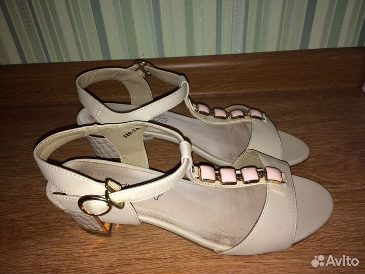 Босоножки женские на каблуке