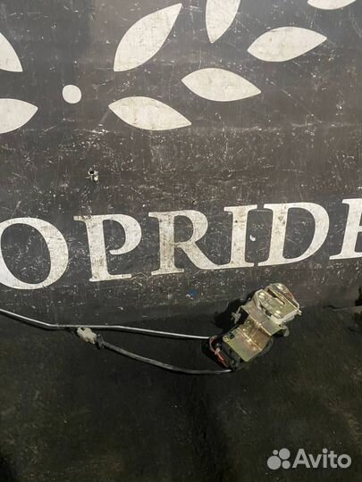 Задний правый замок двери Mazda Demio DW3W