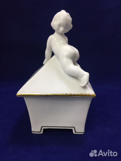 Старинная шкатулка Путти с мячом Германия фарфор