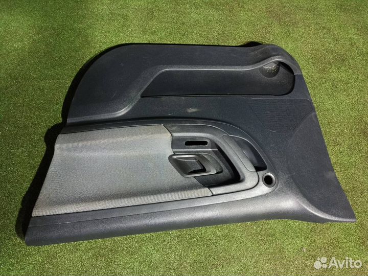 Обшивка двери передняя правая Skoda Fabia 2