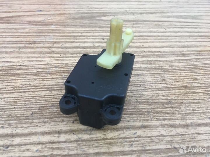 Моторчик заслонки отопителя Volvo XC90 I 02-2015г