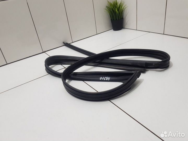 Уплотнитель переднего правого стекла