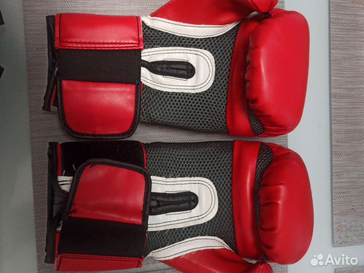 Боксерские перчатки, шлем