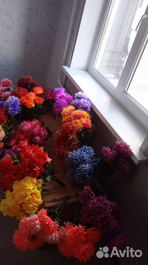 Искусственные цветы на кладбище