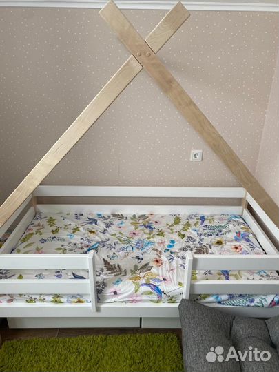 Детская кровать с домиком