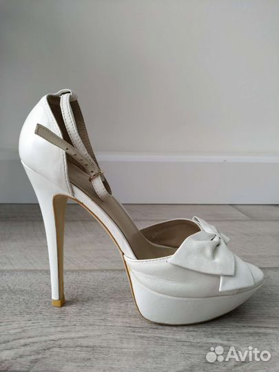 Туфли женские с ремешком 