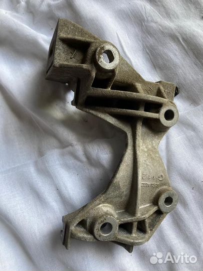 Кронштейн генератора Renault