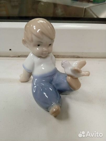 Фарфоровая фигурка