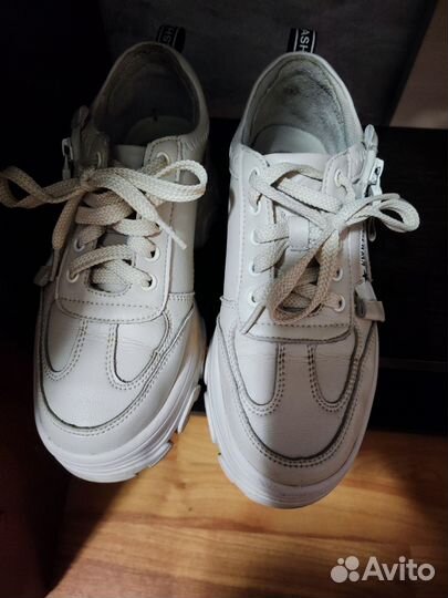 Кроссовки женские