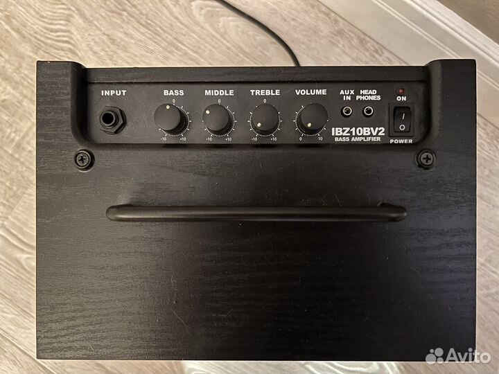 Бас гитара и комбоусилитель