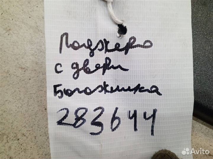 Обшивка двери багажника нижняя Mitsubishi Pajero