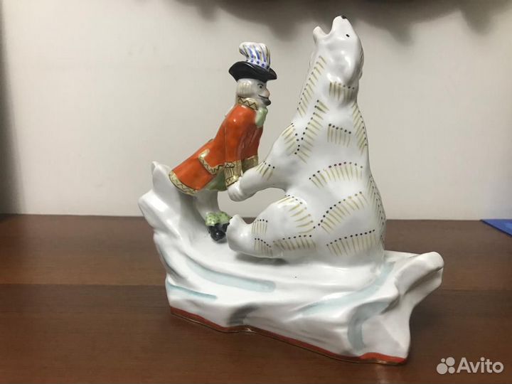 Статуэтка фарфор