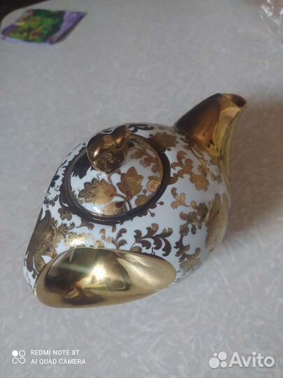 Заварочный чайник в золоте