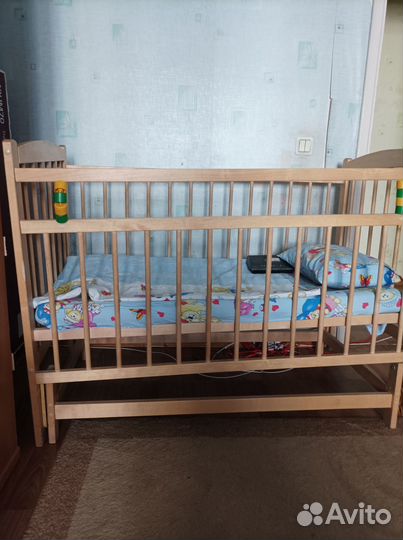 Детская кроватка с маятником