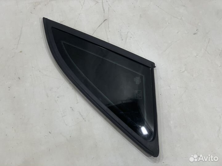 Стекла задней стойки Audi Q3 8U