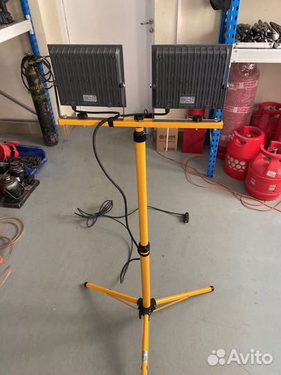 Светодиодный прожектор 200 вт на штативе