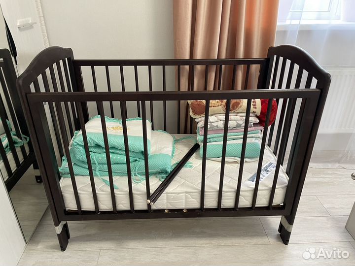 Кроватка детская с маятником и ящиком + матрас