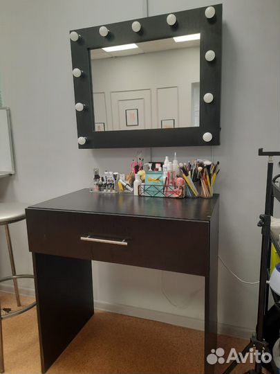 Столик для визажиста с зеркалом и лампочками