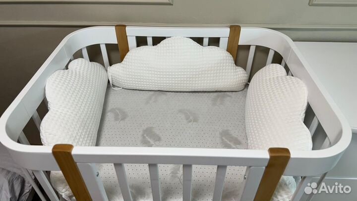 Детская кроватка с маятником и колесами