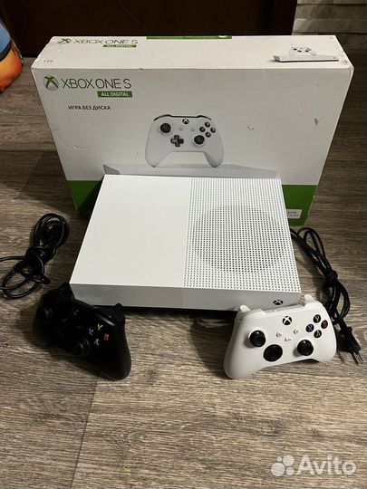 Xbox One S/1Tb/2 геймпада/игра