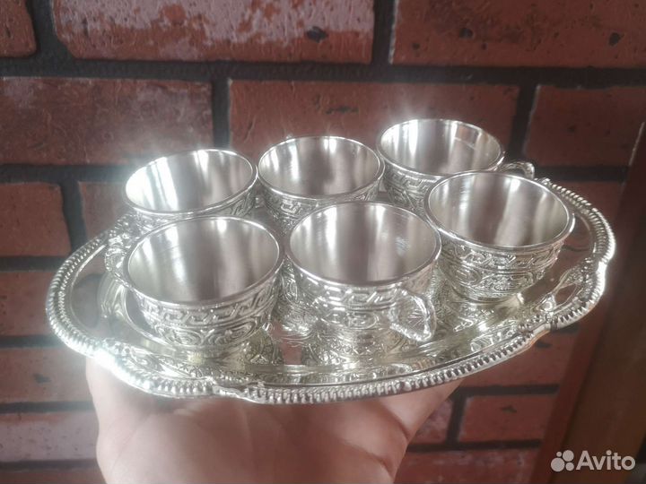 Кофейные чашки на подносе