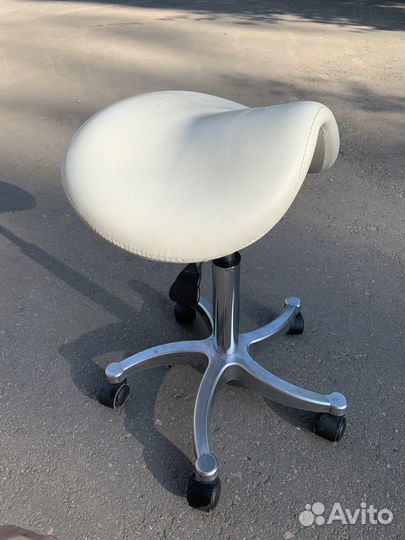 Стул седло для мастера и тележка парикмахерская