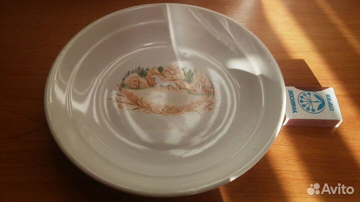 Тарелки с рисунками СССР и подстаканники