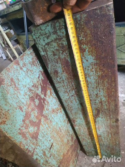 Ящик для инструмента с креплением на раму авто