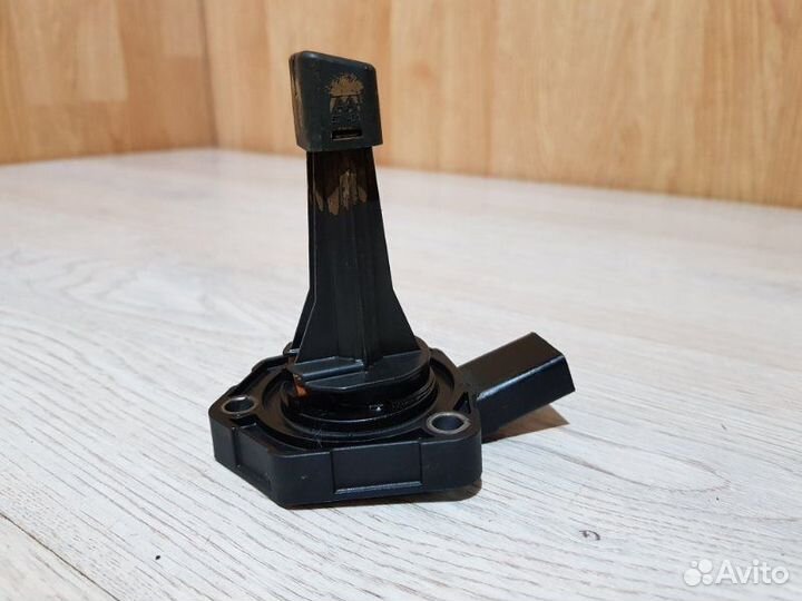 Датчик уровня масла в двигателе Audi A6 4F2 BDX